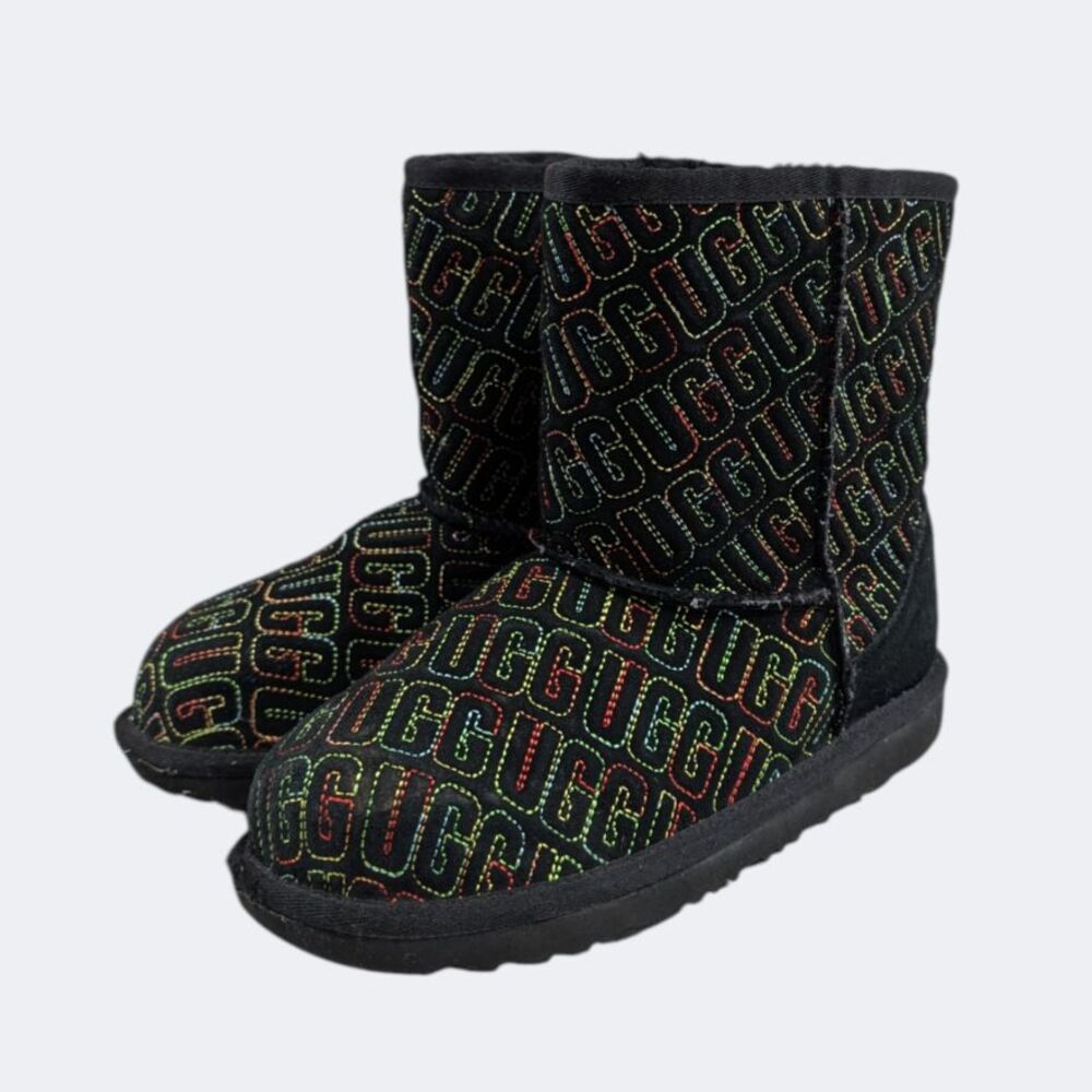 New UGG Classic II Rainbow Graphic Stitch Girl’s Short Boots, Black Size 3